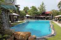 สระว่ายน้ำ Momento Resort