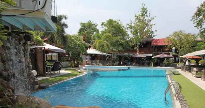 Swimming Pool Momento Resort