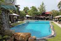 Kolam Renang Momento Resort