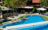 Kolam Renang 2 Momento Resort