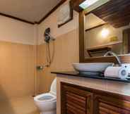 In-room Bathroom 7 Lipe Village