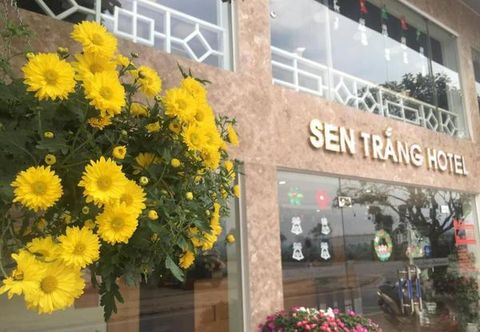Bên ngoài Sen Trang Hotel