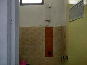 Toilet Kamar 4 Affordable Room in Pantai Kukup at Winahyu Resorts