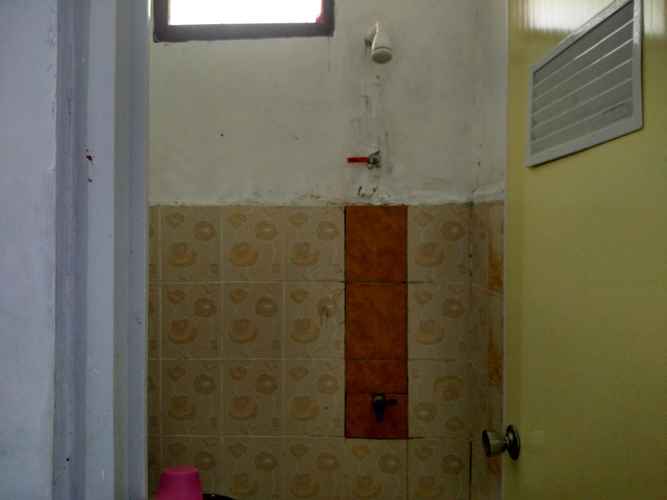 BATHROOM Affordable Room in Pantai Kukup at Winahyu Resorts