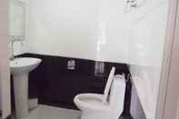 Toilet Kamar Royal Bombay Suites