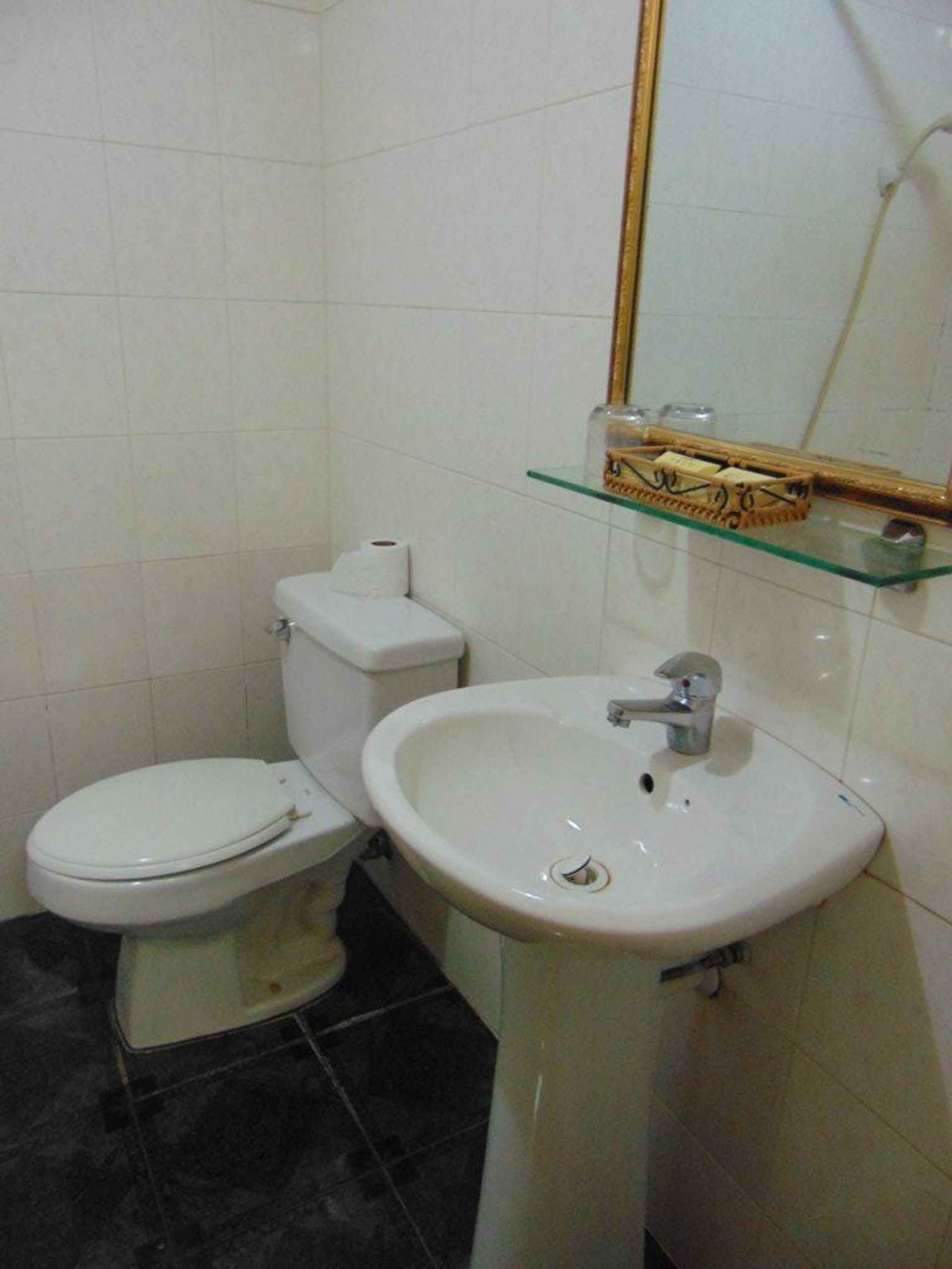 Phòng tắm bên trong Anh Tu Hotel