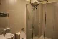 Toilet Kamar A in Hotel