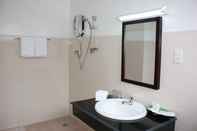 Toilet Kamar Duy Tan Hotel