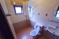 ห้องน้ำภายในห้อง Baan Rub Lom Chom Tawan