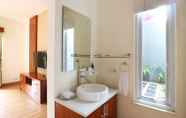 Toilet Kamar 7 The Umah Pandawa Homestay and Villas