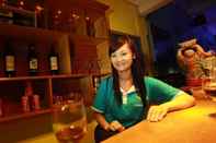 Quầy bar, cafe và phòng lounge Halong Party Hostel