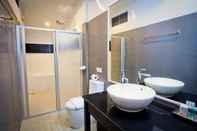 In-room Bathroom Phanhin Regent 304 (R2)