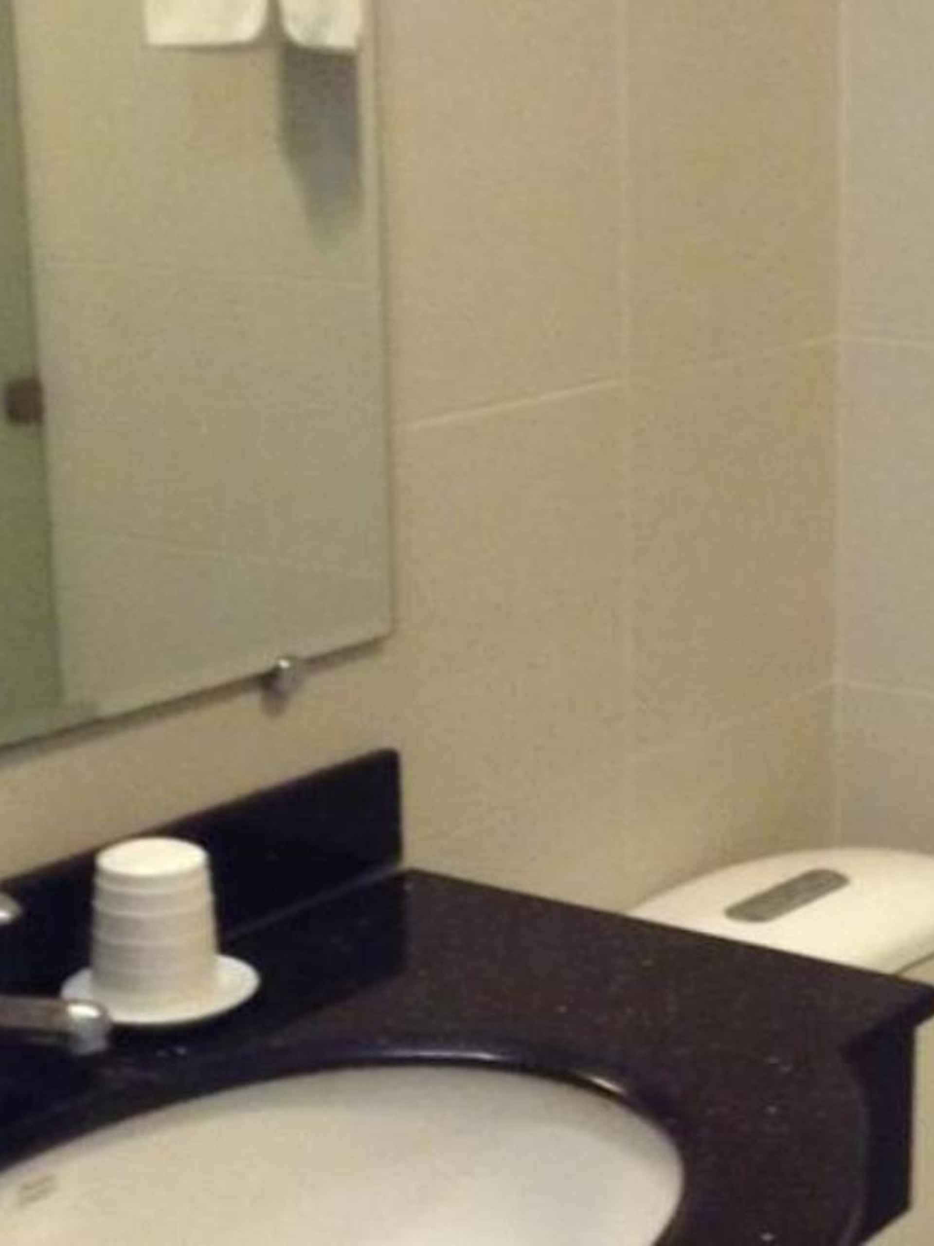 Phòng tắm bên trong Hoa Hong Hotel 2 - Xa Dan