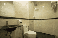 Toilet Kamar Home 2 Hotel