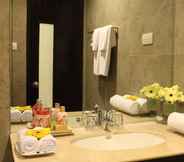 In-room Bathroom 4 Vinh Trung Plaza  Hotel
