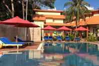 Kolam Renang Castaways Hotel