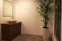 Toilet Kamar Emis Hotel