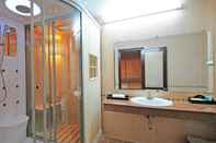 Phòng tắm bên trong Duy Tan Hotel