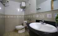 In-room Bathroom 3 Ha Long Central