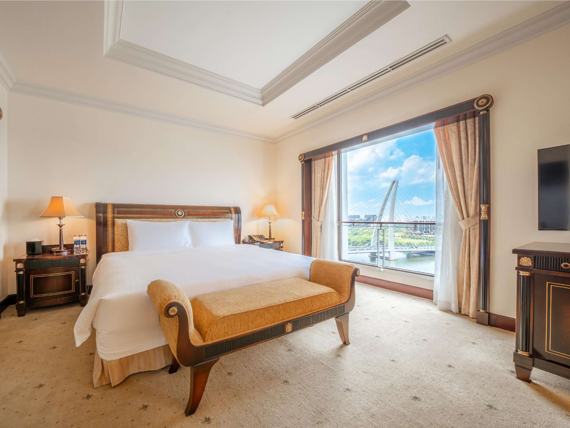 Phòng Deluxe Suite tại Lotte Hotel Saigon