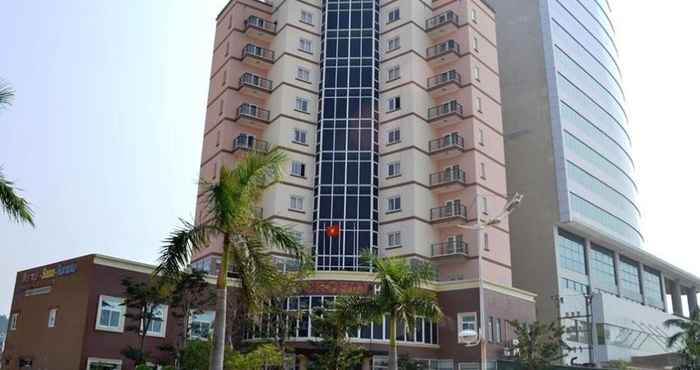 Bên ngoài Crown Hotel