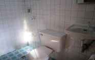 Toilet Kamar 7 Sundown Austrian Pension House 1