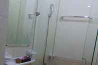 Toilet Kamar Tom & Tony Hotel