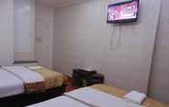 Kamar Tidur 6 Tom & Tony Hotel