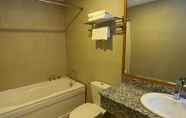 In-room Bathroom 7 Nhi Nhi Hotel
