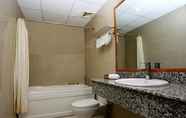 In-room Bathroom 6 Nhi Nhi Hotel