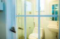 In-room Bathroom KENCOZY accommodation