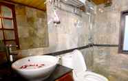 Toilet Kamar 5 Halong Imperial Classic Cruise