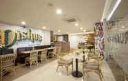 Quầy bar, cafe và phòng lounge 6 Verse Lite Hotel Gajah Mada