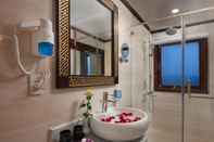 Phòng tắm bên trong Halong Silversea Cruise