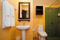 In-room Bathroom La De Bua Hotel