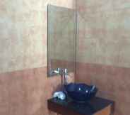 Toilet Kamar 5 Maehaad Guesthouse