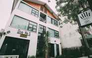 Exterior 2 Give Me 5 Hostel