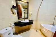 Phòng tắm bên trong White Lion Hotel Saigon