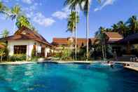สระว่ายน้ำ Kanok Buri Resort