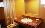 Toilet Kamar 5 Kinnaree Resort