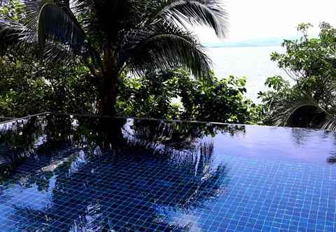 Kolam Renang Blue Hill Beach Resort 