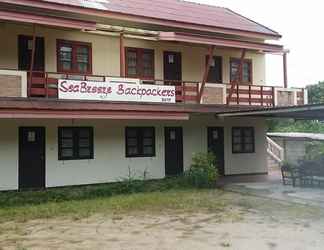 Exterior 2 Sea Breeze Backpackers