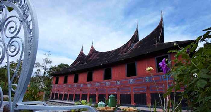 Lobby Rumah Gadang Natigo "A Home to Stay with Tradition"