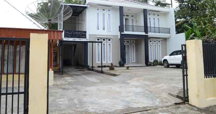 Exterior Comfort Room at Dessy Guest House (DJ2)