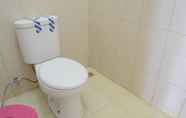 Toilet Kamar 7 Elegant Room at Dessy Guest House (DJ1)