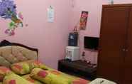 ห้องนอน 4 Economic Room very close to Pondok Kelapa Town Square (NK1)