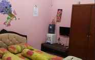 ห้องนอน 2 Economic Room very close to Pondok Kelapa Town Square (NK1)