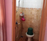 Toilet Kamar 3 Family Room near Pondok Kelapa Town Square (NK2)