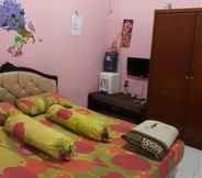 Bedroom 2 Family Room near Pondok Kelapa Town Square (NK2)