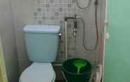 In-room Bathroom 4 Male Room Only near RS Pendidikan UNAND (RFZ)